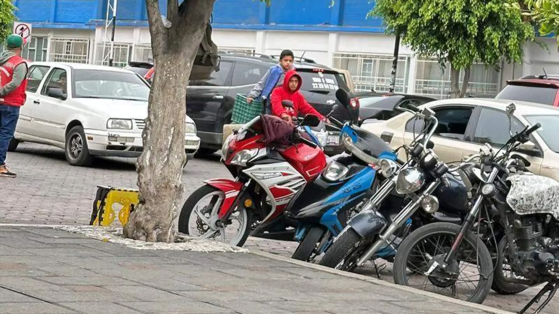 Motocicletas son estacionadas en diferentes espacios de las avenidas Lerdo de Tejada e Independencia en ZacatelcoFrancisco H. REYES